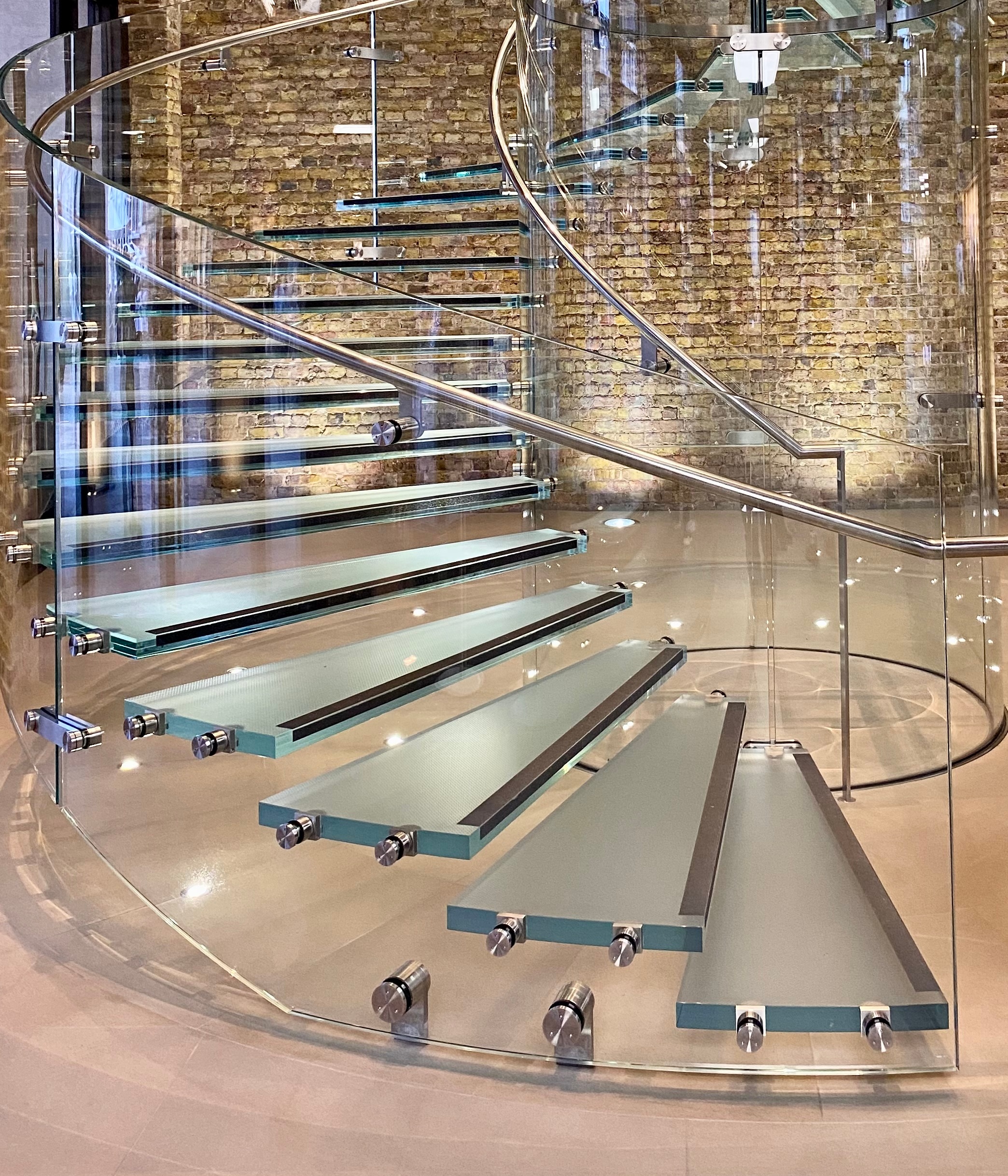 Szklane schody w domu – czy warto w nie zainwestować?